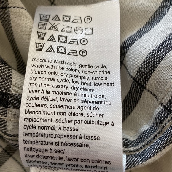 Calvin Klein Jeans ivory gray plaid blouse. Long sleeves V-neck collar. Small
C - Picture 9 of 10